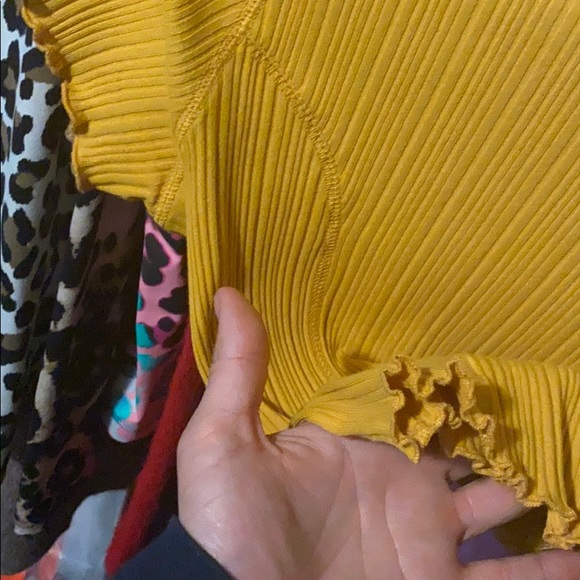 Wild fable yellow mustard top (L) - Picture 3 of 4